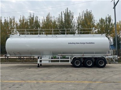 Dreiachsiger Wassertanker-Sattelauflieger